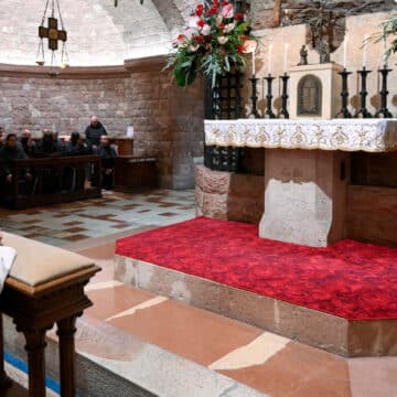 León XIV, ante la tumba de san Francisco en Asís