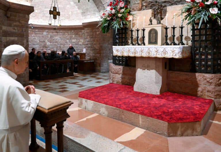 León XIV, ante la tumba de san Francisco en Asís