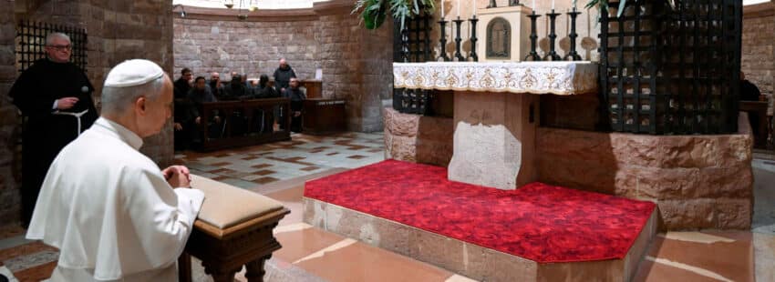 León XIV, ante la tumba de san Francisco en Asís