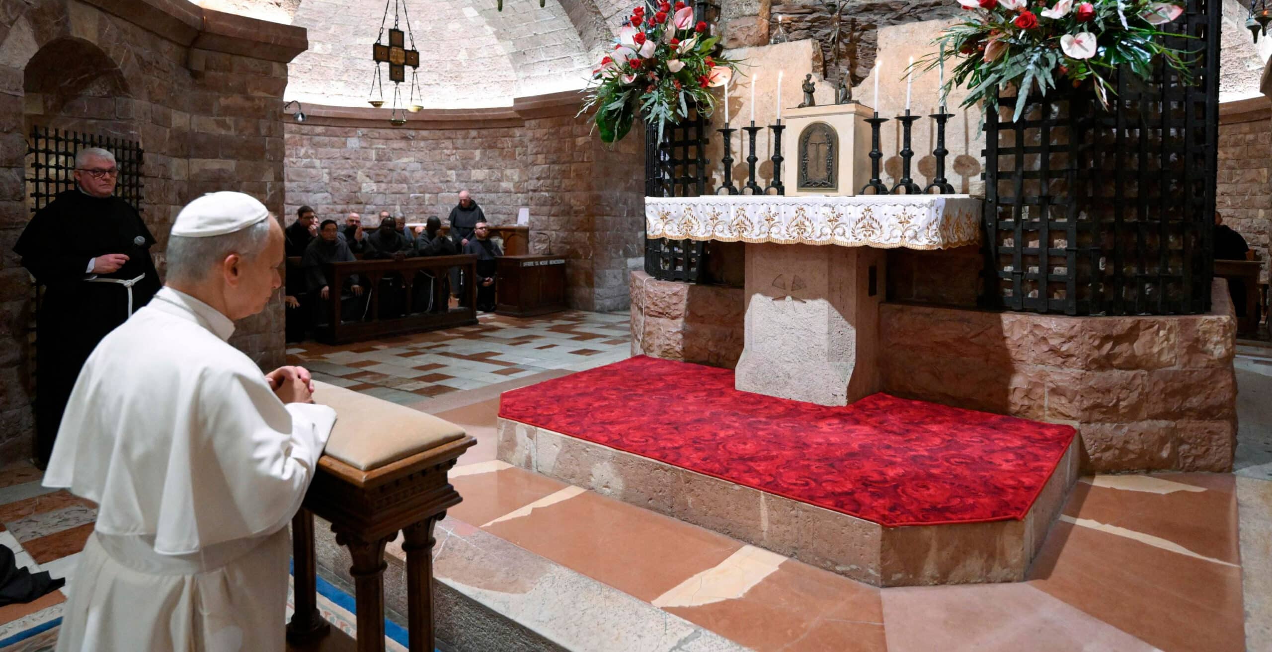 León XIV, ante la tumba de san Francisco en Asís
