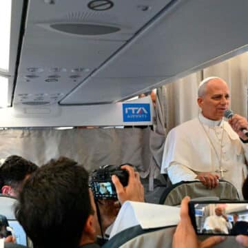 León XIV en el avión desde Estambul hacia Beirut