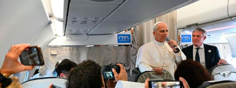 León XIV en el avión desde Estambul hacia Beirut
