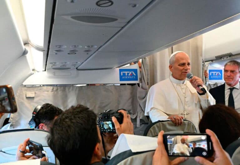 León XIV en el avión desde Estambul hacia Beirut