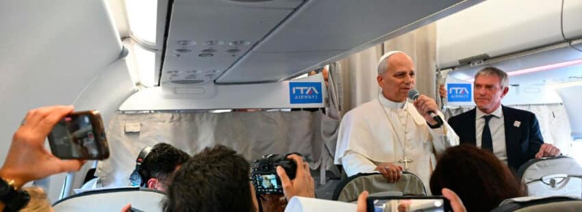 León XIV en el avión desde Estambul hacia Beirut