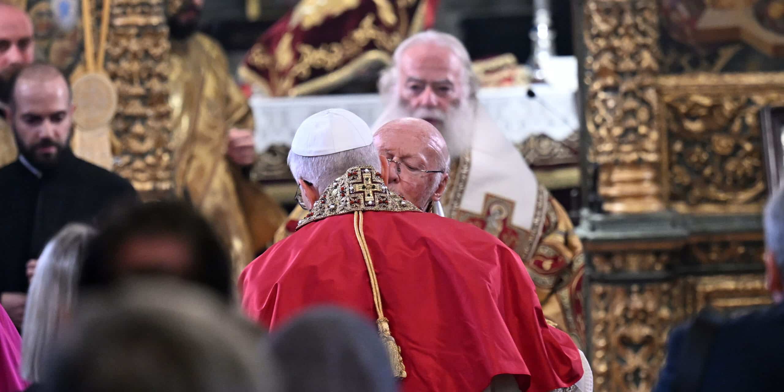 León XIV y Bartolomé I se saludan tras la Divina Liturgia