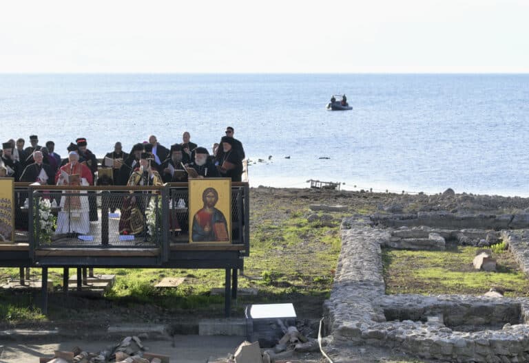 León XIV, junto a Bartolomé I en el lago de Iznik