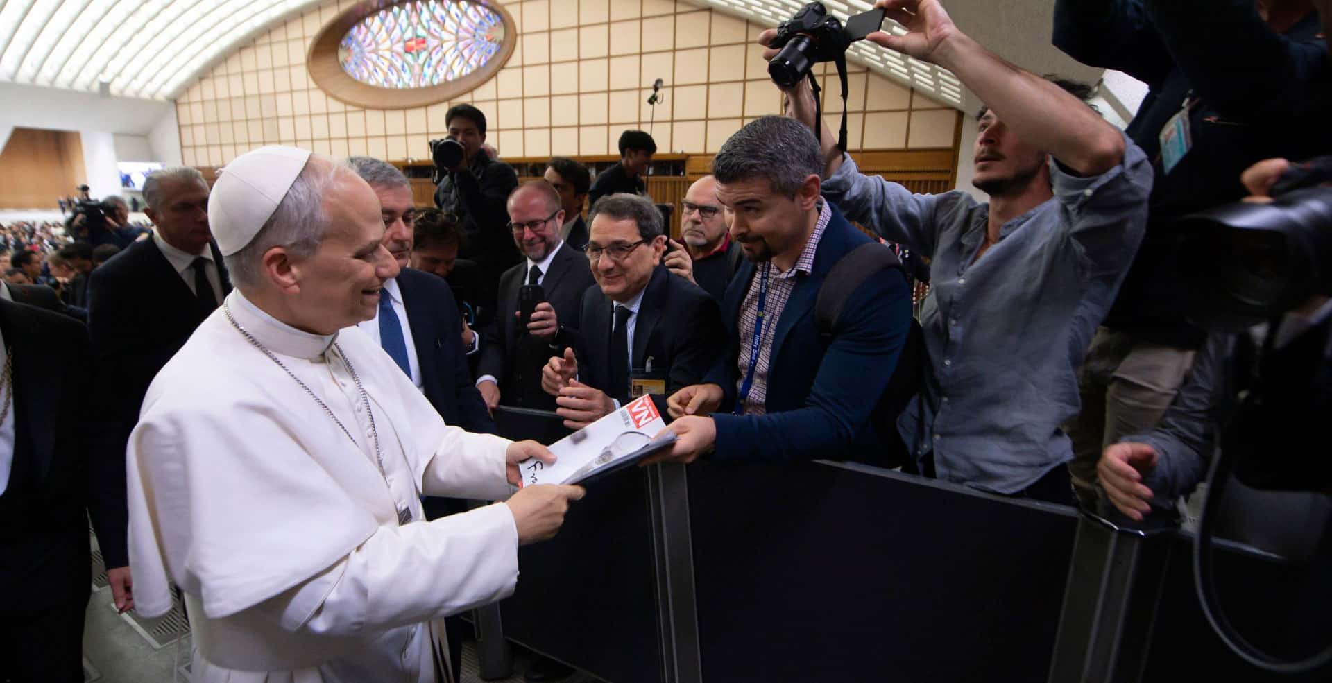 León XIV, con Rubén Cruz, redactor jefe de Vida Nueva