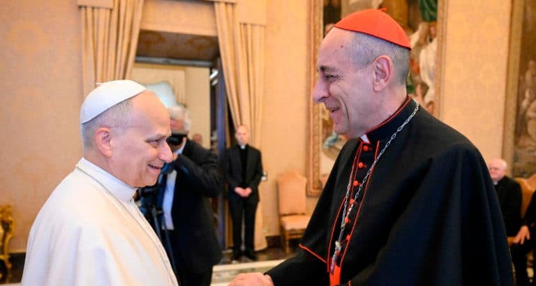 León XIV con el cardenal prefecto de Doctrina de la Fe, Víctor Manuel 'Tucho' Fernández