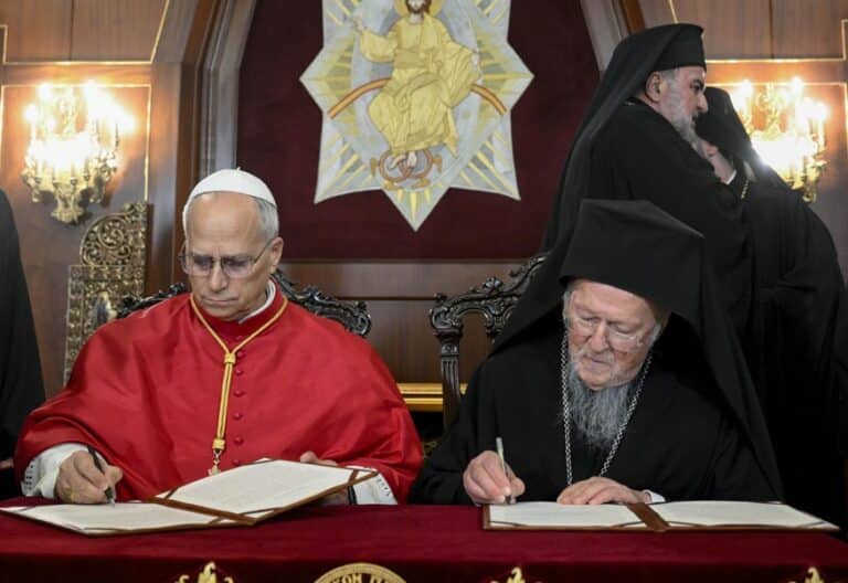 León XIV y Bartolomé I, en la iglesia patriarcal de San Jorge