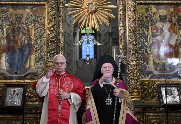León XIV y Bartolomé I, en la iglesia patriarcal de San Jorge
