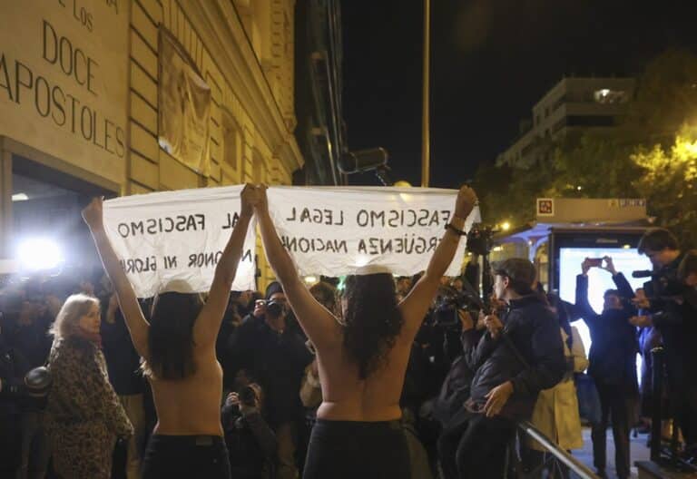 Protesta en el exterior de la parroquia de los Doce Apóstoles ante la misa por Franco