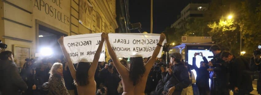 Protesta en el exterior de la parroquia de los Doce Apóstoles ante la misa por Franco