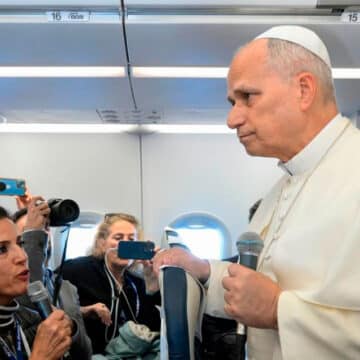 León XIV en el avión desde Estambul hacia Beirut