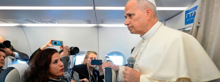 León XIV en el avión desde Estambul hacia Beirut