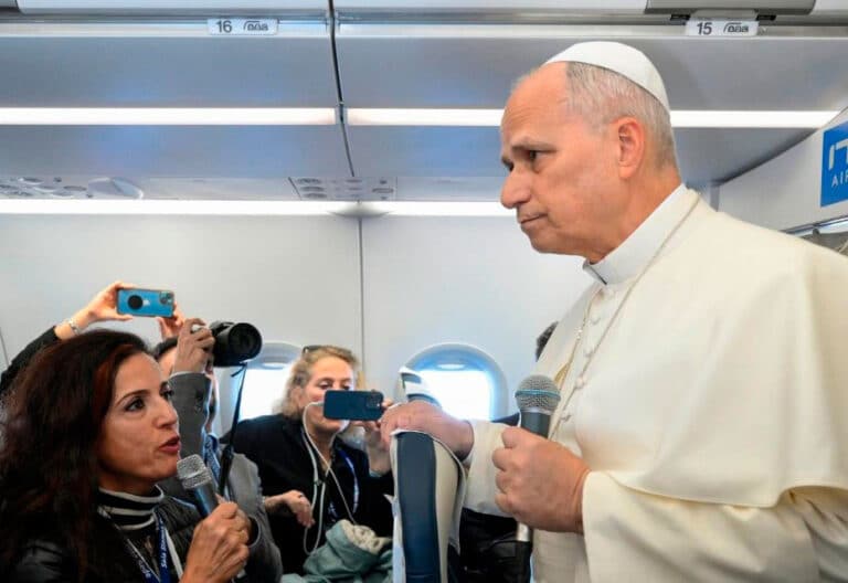 León XIV en el avión desde Estambul hacia Beirut