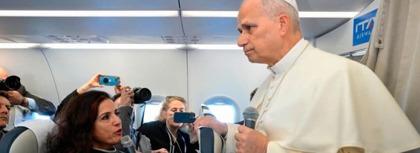 León XIV en el avión desde Estambul hacia Beirut