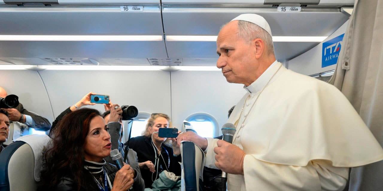 León XIV en el avión desde Estambul hacia Beirut