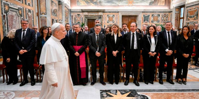 El papa León XIV, en audiencia con comunicadores de Milán