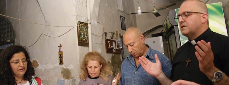 Marielle Boutros, a la izquierda en la foto, en un momento de oración en Líbano