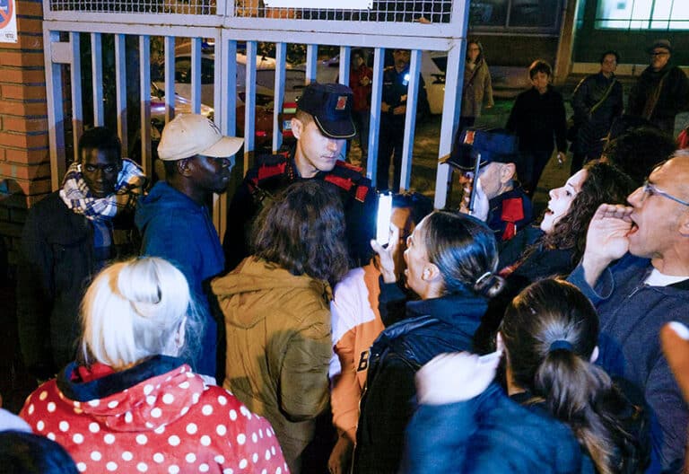 Un grupo de vecinos impide que una parroquia sea hospital de campaña para quince subsaharianos