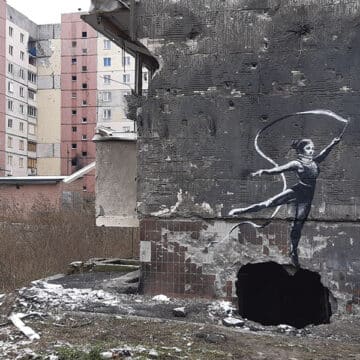 Un mural de Banksy en un edificio bombardeado en Irpin, Ucrania