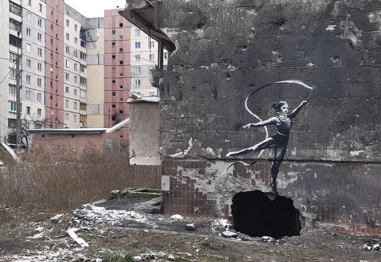 Un mural de Banksy en un edificio bombardeado en Irpin, Ucrania