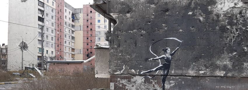 Un mural de Banksy en un edificio bombardeado en Irpin, Ucrania