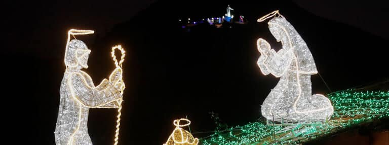 Iluminación de Navidad en el cerro Monserrate en Bogotá (Colombia)