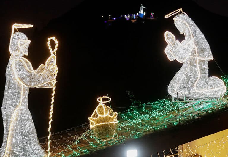 Iluminación de Navidad en el cerro Monserrate en Bogotá (Colombia)