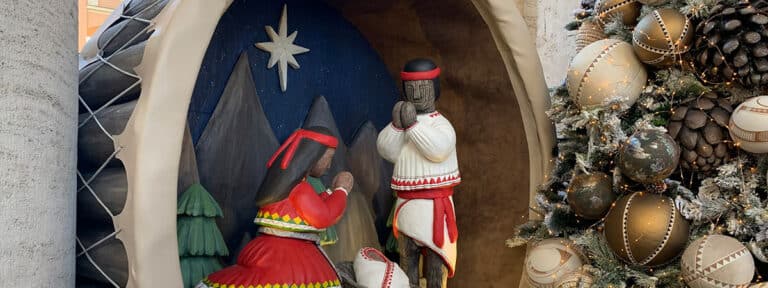 La exposición “100 pesebres en el Vaticano” transforma la Plaza de San Pedro en un escaparate de tradiciones navideñas de todo el mundo, con un especial protagonismo de los belenes o nacimientos latinoamericanos