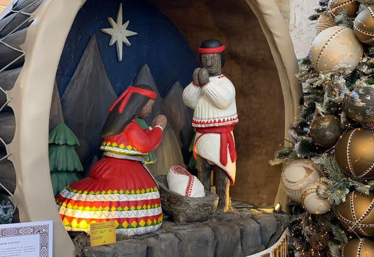 La exposición “100 pesebres en el Vaticano” transforma la Plaza de San Pedro en un escaparate de tradiciones navideñas de todo el mundo, con un especial protagonismo de los belenes o nacimientos latinoamericanos