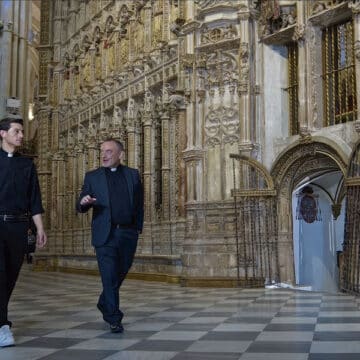 Jesús Sánchez Adalid (dcha.) y Heriberto García Arias pasean por el templo, en una escena del