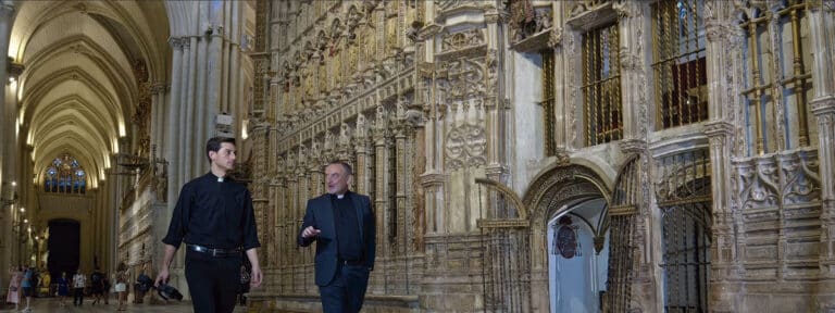 Jesús Sánchez Adalid (dcha.) y Heriberto García Arias pasean por el templo, en una escena del