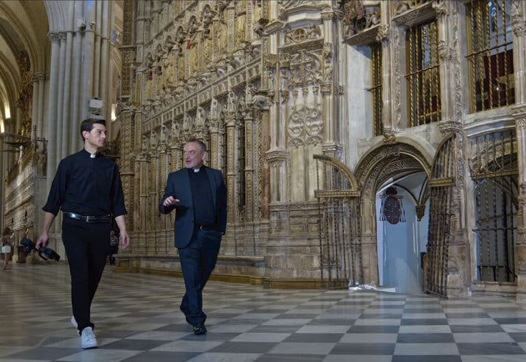Jesús Sánchez Adalid (dcha.) y Heriberto García Arias pasean por el templo, en una escena del