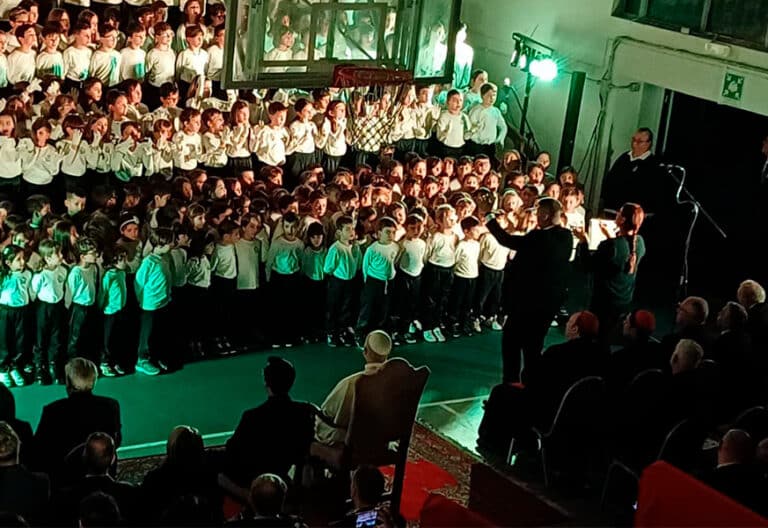 León XIV se apunta al festival de Navidad de un colegio de Castel Gandolfo
