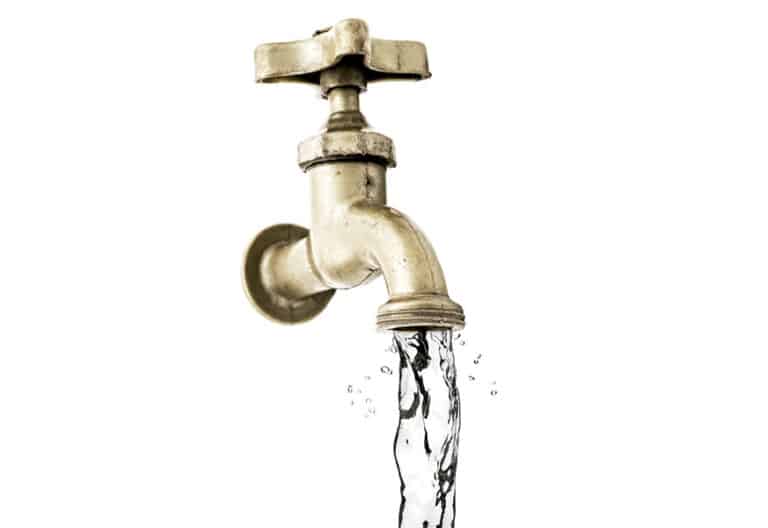 Grifo abierto con agua corriendo