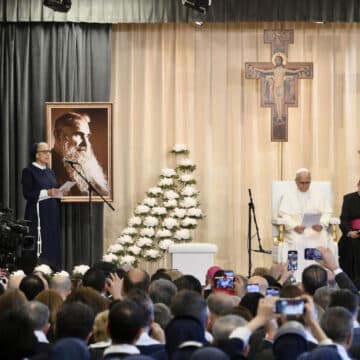 El hospital de La Croix de las Franciscanas de la Cruz en Beirut recibe la visita de León XIV