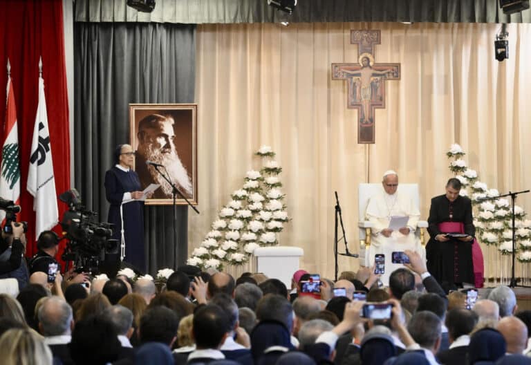 El hospital de La Croix de las Franciscanas de la Cruz en Beirut recibe la visita de León XIV
