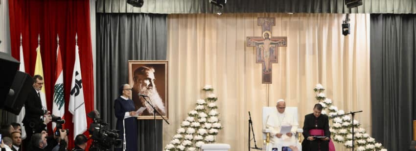 El hospital de La Croix de las Franciscanas de la Cruz en Beirut recibe la visita de León XIV