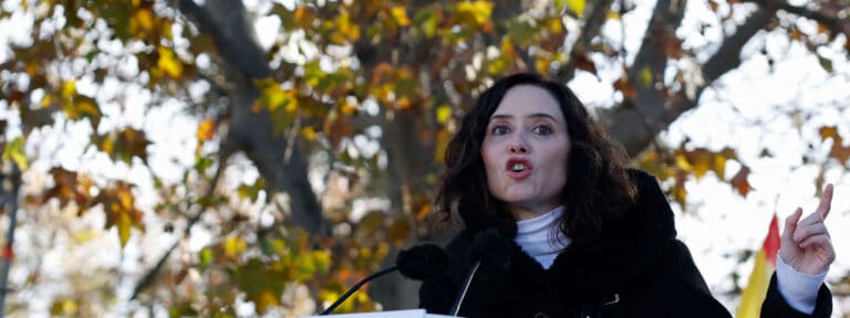 La presidenta de la Comunidad de Madrid, durante su intervención en la concentración contra el