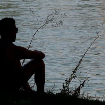 Joven pensativo, reflexión, silencio