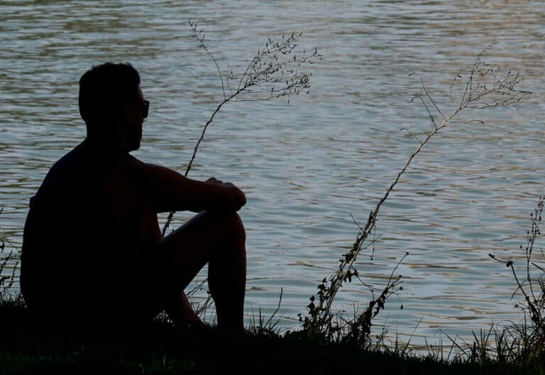 Joven pensativo, reflexión, silencio