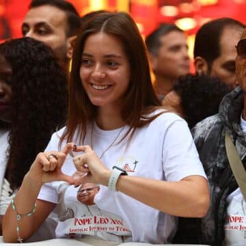 Un grupo de jóvenes en la catedral del Espíritu Santo en Estambul
