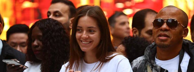 Un grupo de jóvenes en la catedral del Espíritu Santo en Estambul