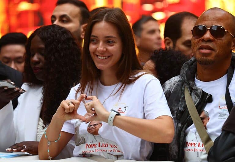 Un grupo de jóvenes en la catedral del Espíritu Santo en Estambul