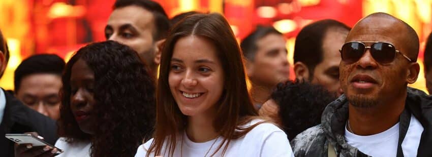 Un grupo de jóvenes en la catedral del Espíritu Santo en Estambul