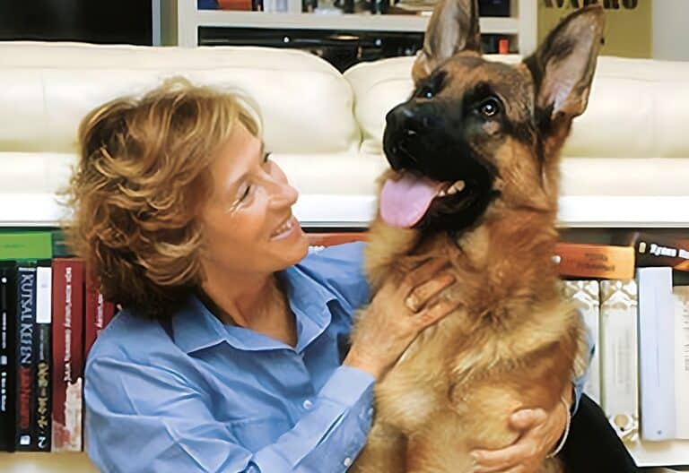 La escritora Julia Navarro con su perro Argos