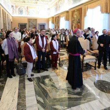 León XIV, con los peregrinos de la parroquia Santo Tomás de Villanueva, de Alcalá de Henares