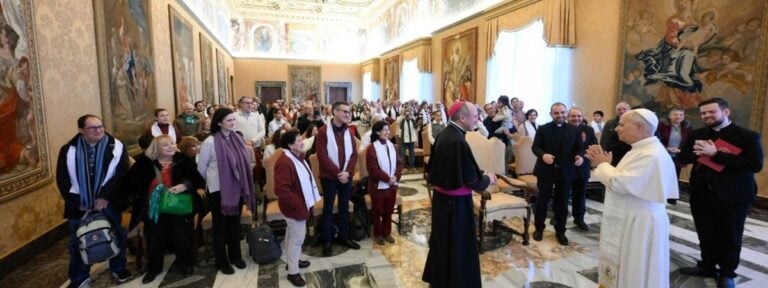 León XIV, con los peregrinos de la parroquia Santo Tomás de Villanueva, de Alcalá de Henares