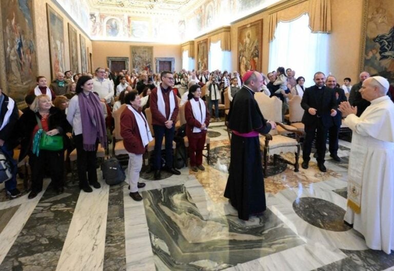 León XIV, con los peregrinos de la parroquia Santo Tomás de Villanueva, de Alcalá de Henares